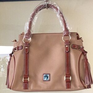 Handbag vegan pebble leather
It’s not a Dooney but beautiful!